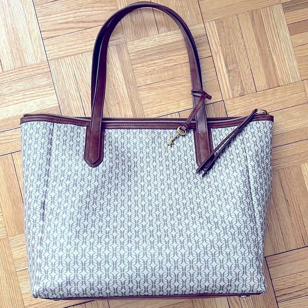Like new Fossil Sydney Tote in signature print
